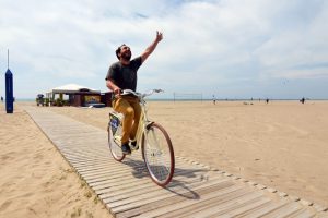 Bicicleta tomBicis junto al mar